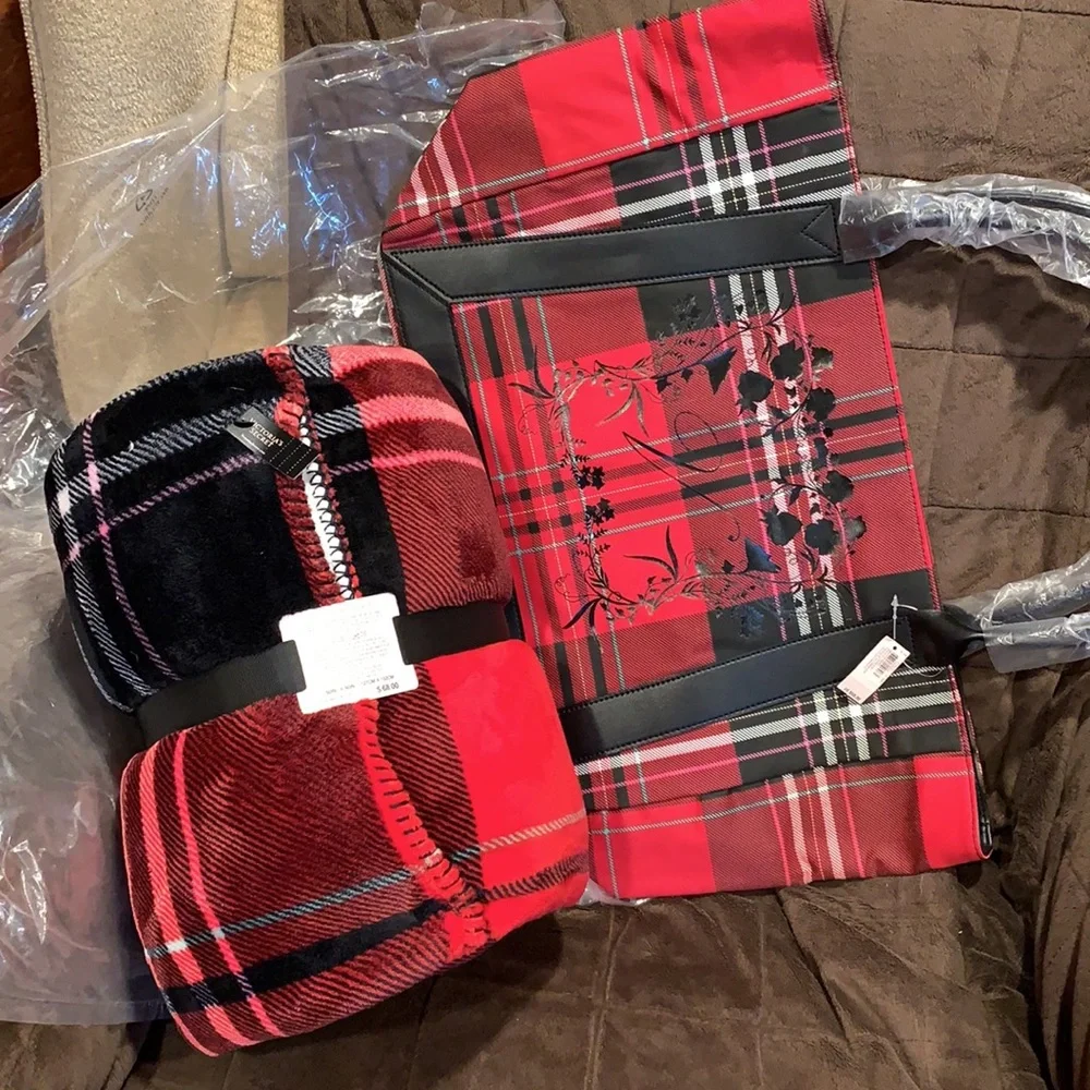 NWT Victoria’s Secret Sherpa & Tote Gift set